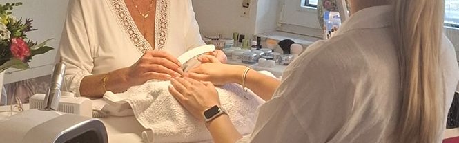 slider-nagelstudio-bei-der-arbeit